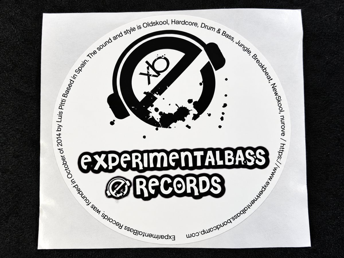 Detalle de la pegatina grande de ExperimentalBass Records