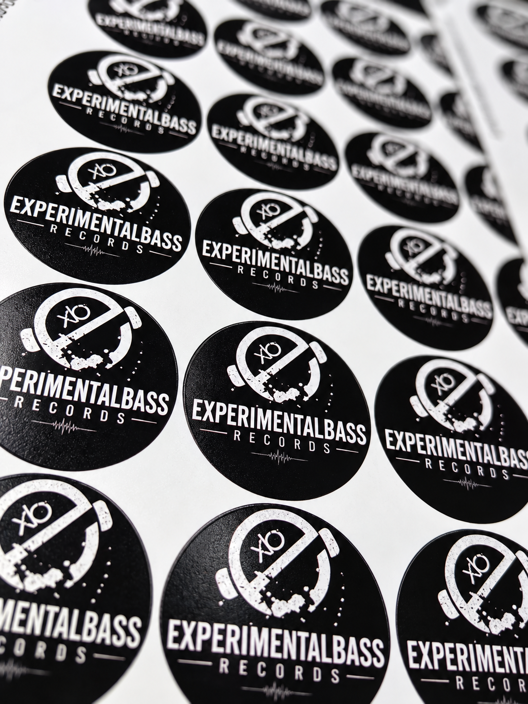 Pegatinas redondas de ExperimentalBass Records en detalle