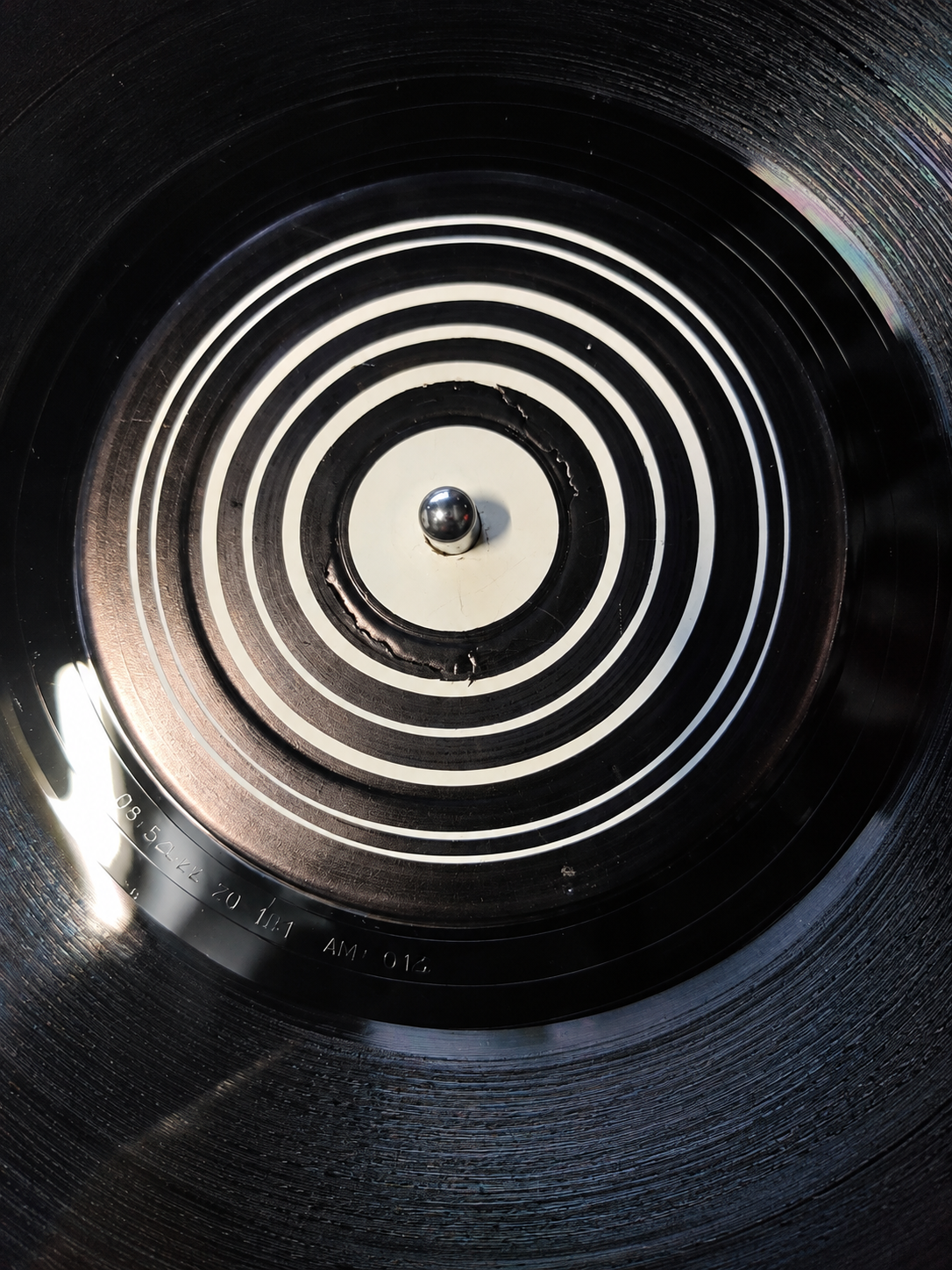 Max Mason – Doinit reverse label with concentric black circles